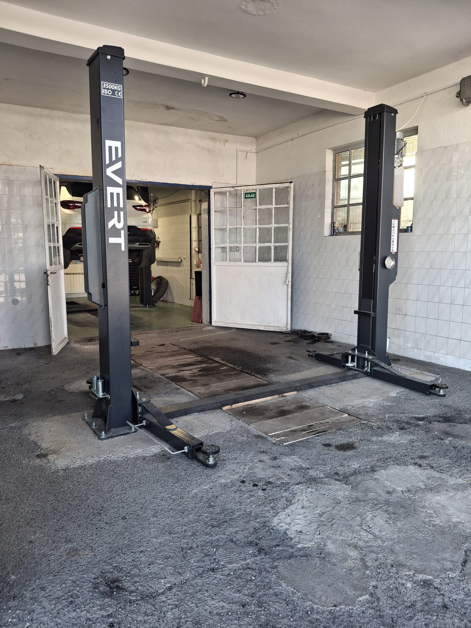 Auto servis Krešo Kontrec radionica s dizalicom